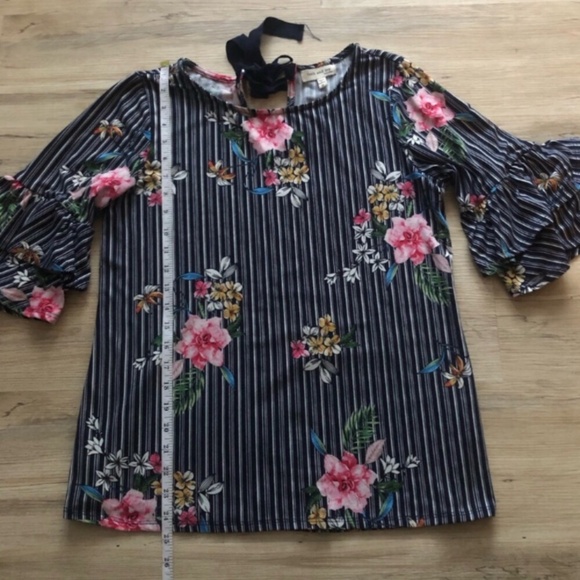 Faith and Joy Black and White Flutter Sleeve Floral Blouse - Picture 4 of 5